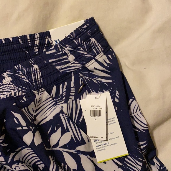 NWT old navy active shorts with pockets! - Picture 3 of 5